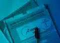 Cadernos do Exame Nacional do Ensino Médio ENEM primeiro dia caderno 1 azul com caneta preta sobre mesa.