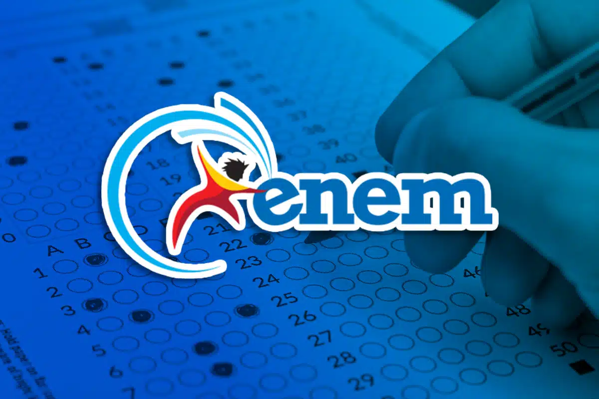 Mão preenchendo gabarito do Enem com logo colorido em destaque sobre fundo azul