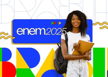 Candidata do Enem 2025 segurando material de estudos com logo do exame ao fundo