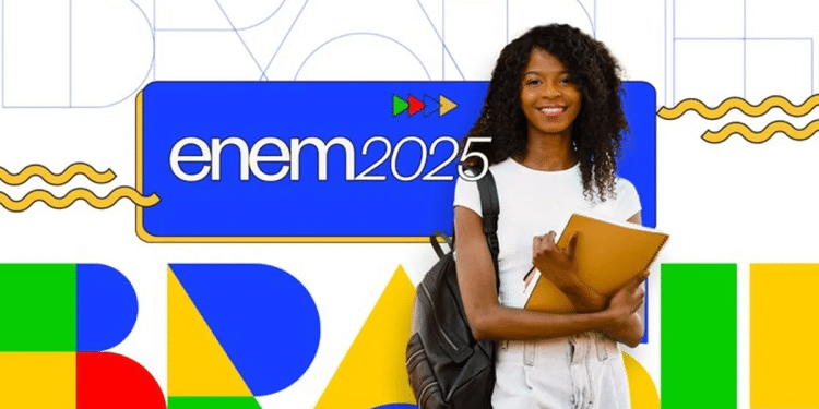 Candidata do Enem 2025 com materiais escolares em frente ao painel oficial