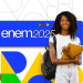 Estudante sorridente com mochila e materiais em frente à arte oficial do Enem 2025