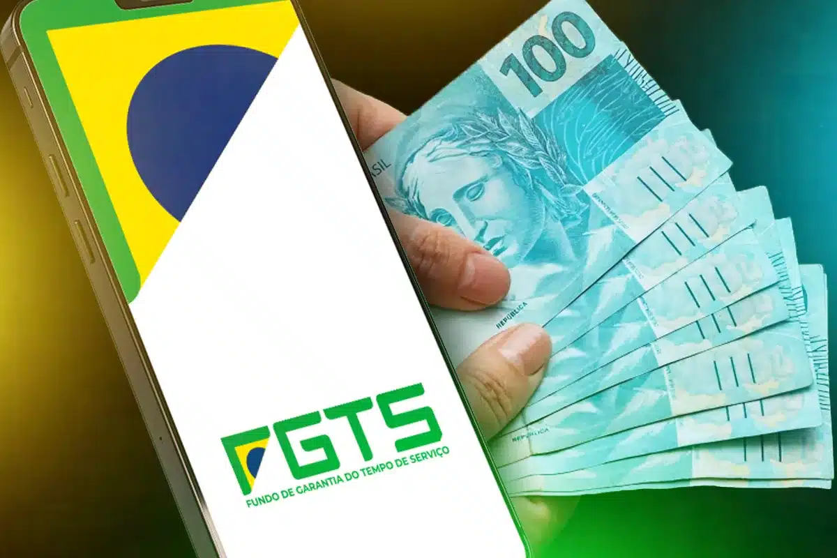  Mão segurando cédulas de dinheiro e celular com logo do FGTS e bandeira do Brasil