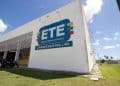 Fachada da Escola Técnica Estadual Jurandir Bezerra Lins, destacando o logo ETE em um dia claro.
