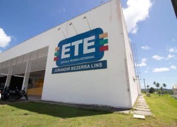 Fachada da Escola Técnica Estadual Jurandir Bezerra Lins, destacando o logo ETE em um dia claro.