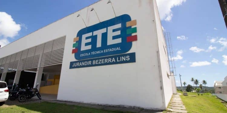 Fachada da Escola Técnica Estadual Jurandir Bezerra Lins, destacando o logo ETE em um dia claro.