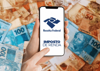 Imagem mostrando a logo da Receita Federal com a tela do aplicativo de Imposto de Renda, sobre uma pilha de cédulas de real, representando a regularização da malha fina do IRPF 2025.