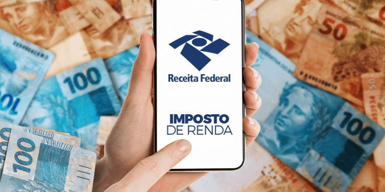 Imagem mostrando a logo da Receita Federal com a tela do aplicativo de Imposto de Renda, sobre uma pilha de cédulas de real, representando a regularização da malha fina do IRPF 2025.