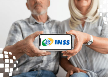 Logo do INSS exibido em um celular, representando o calendário de pagamentos para outubro de 2025.