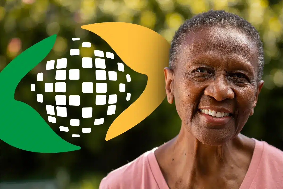 Idosa feliz ao lado do logo do INSS, simbolizando a solução de problemas com descontos indevidos em benefícios previdenciários.