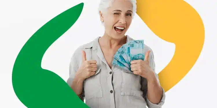 Senhora idosa feliz com notas de cem reais na mão e polegares para cima, representando a satisfação com o pagamento do INSS.