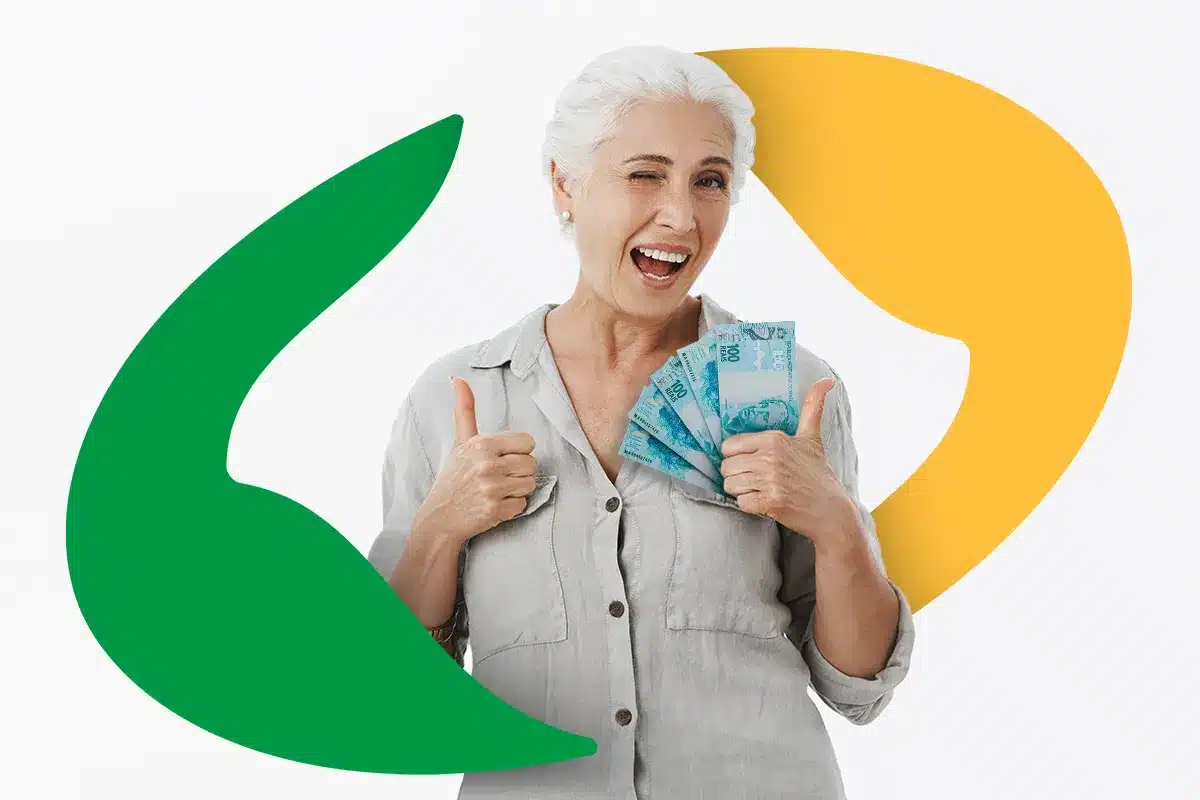 Senhora idosa feliz com notas de cem reais na mão e polegares para cima, representando a satisfação com o pagamento do INSS.
