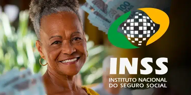 Mulher sorridente segurando cédulas de dinheiro com logo do INSS ao fundo.