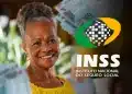 Idosa sorridente segurando cédulas de real ao lado do logo do INSS - Instituto Nacional do Seguro Social.