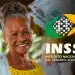 Idosa sorridente segurando cédulas de real ao lado do logo do INSS - Instituto Nacional do Seguro Social.