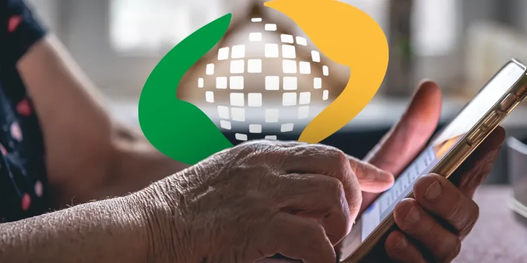 Idosa usando smartphone para acessar extrato de pagamento do INSS digitalmente.