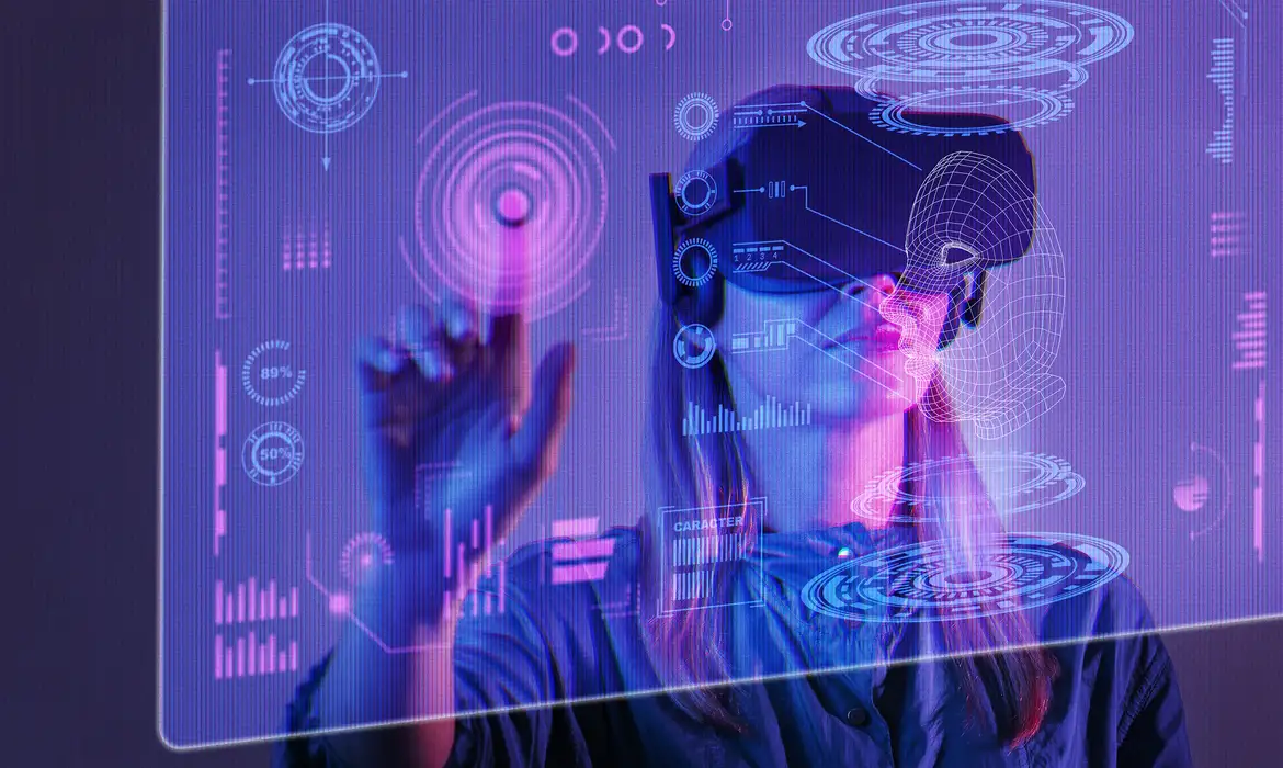 Mulher usando óculos de realidade virtual interagindo com uma interface digital futurista azul e rosa