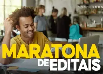 Candidato sorridente de camiseta amarela conferindo editais em laptop durante maratona de oportunidades em prefeituras