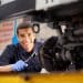 Técnico em mecânica automotiva realizando manutenção com ferramenta.