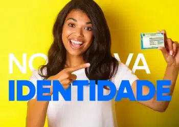 Mulher sorridente segurando nova carteira de identidade contra fundo amarelo e texto azul destacando identidade.