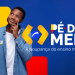 Estudante segurando cartão Pé-de-Meia do programa de incentivo educacional