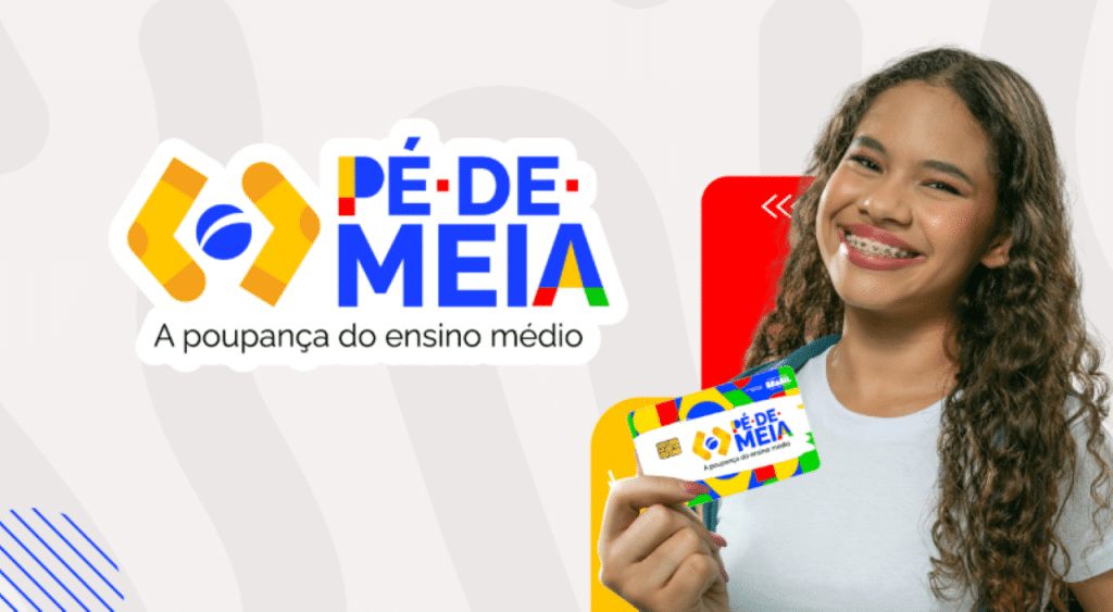 Imagem promocional do programa Pé-de-Meia, mostrando uma jovem sorrindo e segurando o cartão do benefício.