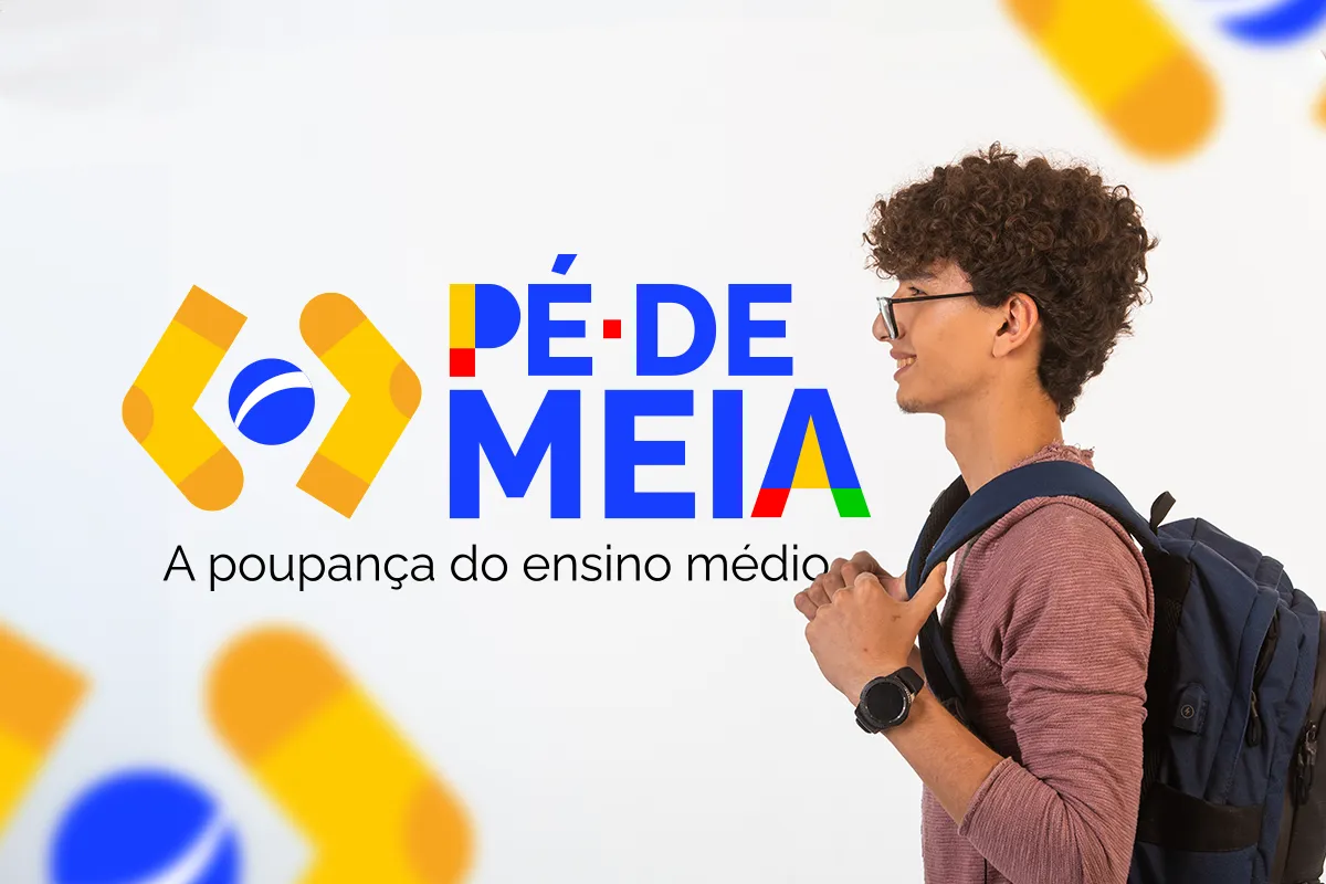 Jovem estudante usando mochila e óculos ao lado do logotipo colorido Pé de Meia e frase "A poupança do ensino médio".