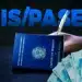 Inscrição PIS/PASEP acima de uma Carteira de Trabalho e Previdência Social e notas de R$ 100, simbolizando o pagamento e o saque do abono salarial.