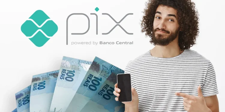 Homem sorrindo com celular na mão e notas de 100 reais ao fundo, logo do Pix Banco Central