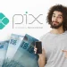 Homem sorrindo com celular na mão e notas de 100 reais ao fundo, logo do Pix Banco Central
