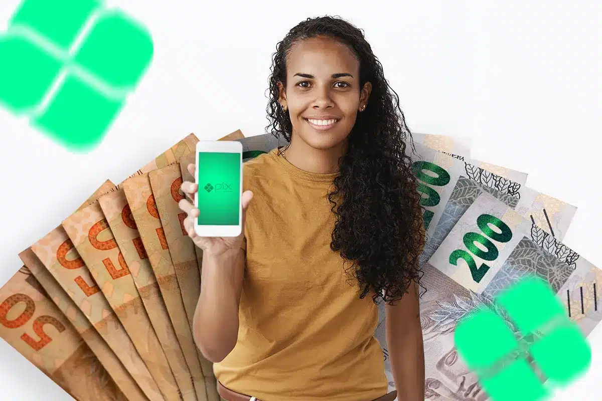 Mulher sorridente mostrando celular com aplicativo Pix, com notas de Real (R$ 50 e R$ 200) ao fundo, simbolizando pagamentos e recebimentos via Pix.