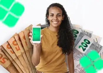 Jovem mulher sorrindo segurando um smartphone com o app do Pix, com dinheiro (notas de R50eR200) espalhado ao fundo, simbolizando transações financeiras.