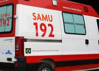 Ambulância do SAMU 192 com identificação em vermelho e branco para suporte básico de emergência médica.