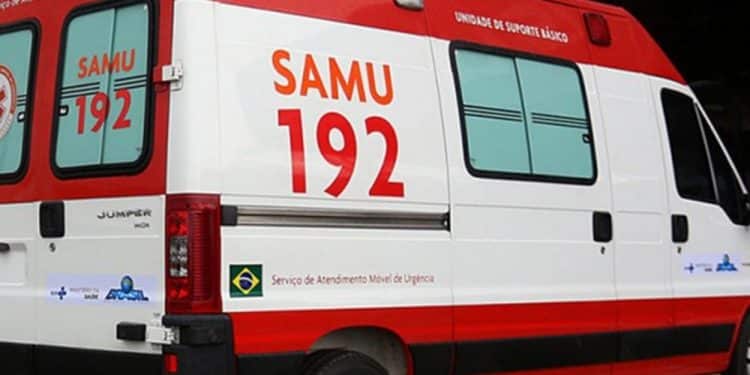 Ambulância do SAMU 192 com identificação em vermelho e branco para suporte básico de emergência médica.