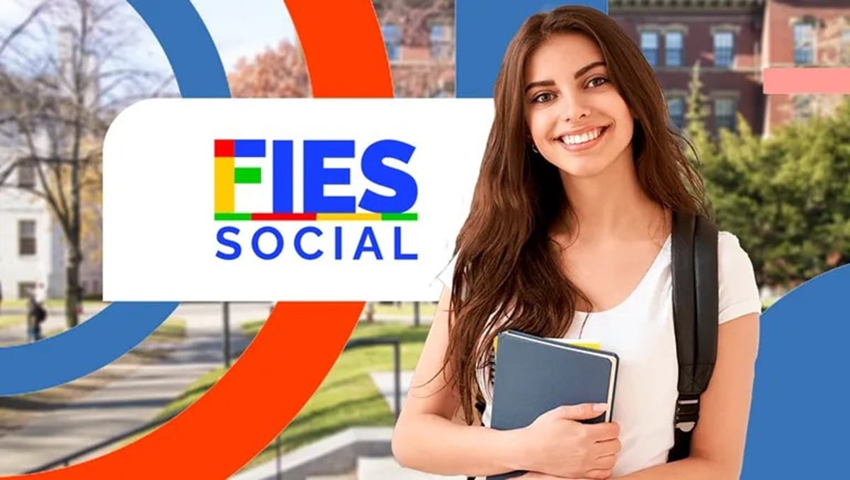 Estudante universitária sorridente com mochila e logotipo Fies Social