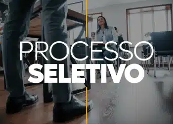 Entrevista de emprego ou dinâmica de grupo com candidatos e recrutador, representando o Processo Seletivo do SAMU 2025 para as 45 vagas com remuneração de até R$ 12.803.