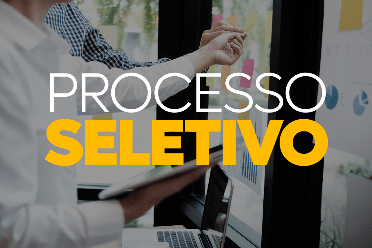 Profissionais analisando gráficos e dados sobre salários em processo seletivo