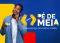 Jovem estudante pensativo com cartão Pé-de-Meia questionando sobre datas de pagamento de outubro e possível antecipação