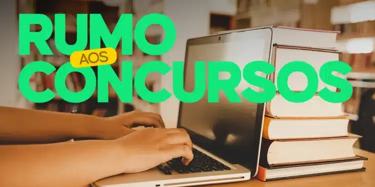 Pessoa estudando em um notebook com livros ao lado, e a frase 'RUMO AOS CONCURSOS' em destaque.