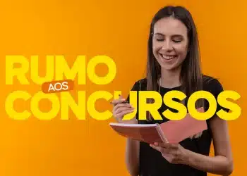 Mulher jovem sorridente estudando com um caderno, ilustrando a preparação para 3 concursos públicos.