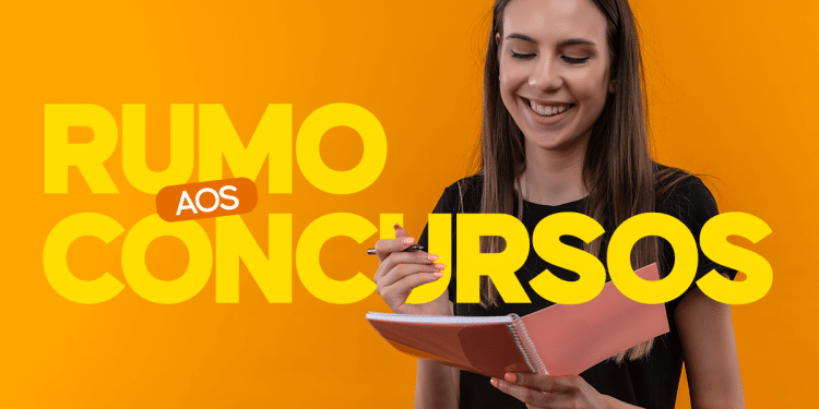 Jovem sorridente estudando com caderno rosa em fundo laranja com texto Rumo aos Concursos