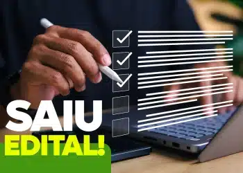 Pessoa trabalhando em laptop com checklist digital de requisitos de edital