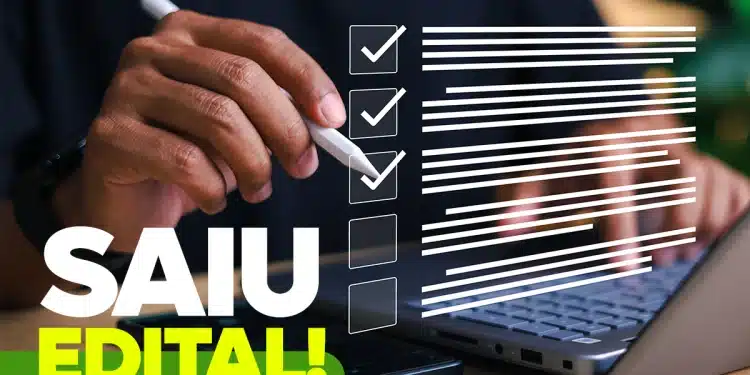 Mão segurando caneta marcando checklist digital ao lado de notebook com texto "Saiu Edital!" em destaque