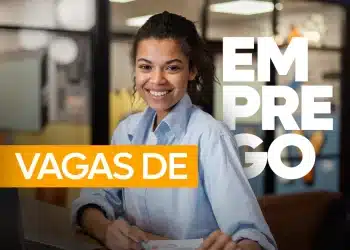 Jovem sorridente em ambiente de trabalho moderno com texto promocional de vagas de emprego