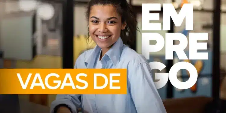 Jovem sorridente em ambiente de trabalho moderno com texto promocional de vagas de emprego