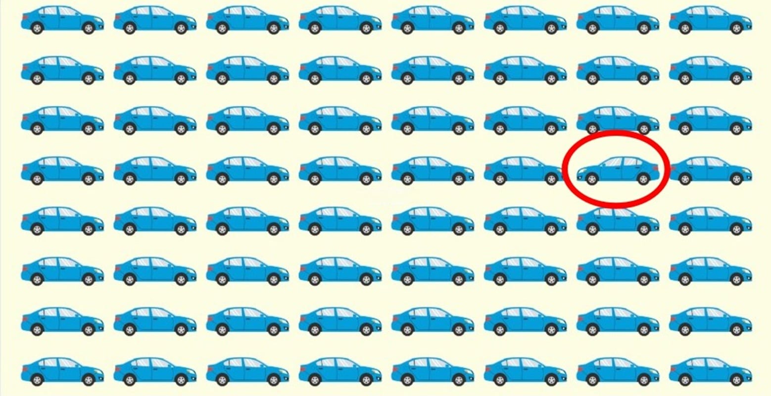 Muitos carros azuis idênticos alinhados com um carro diferente destacado por círculo vermelho.