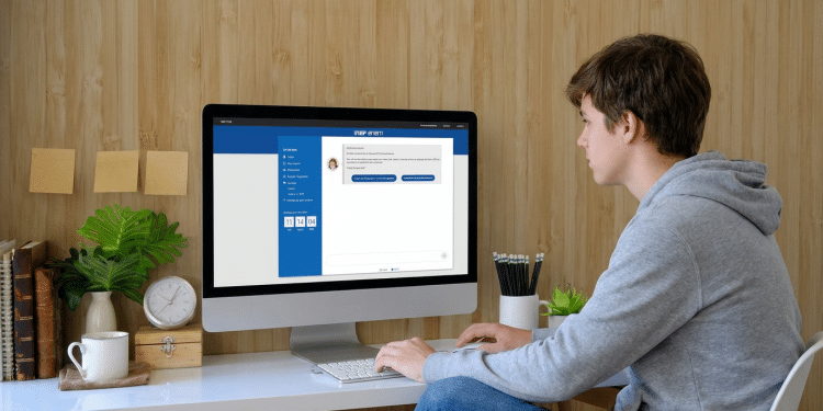 Jovem estuda no notebook para acompanhar informações do Enem 2026 como local de prova e cronograma
