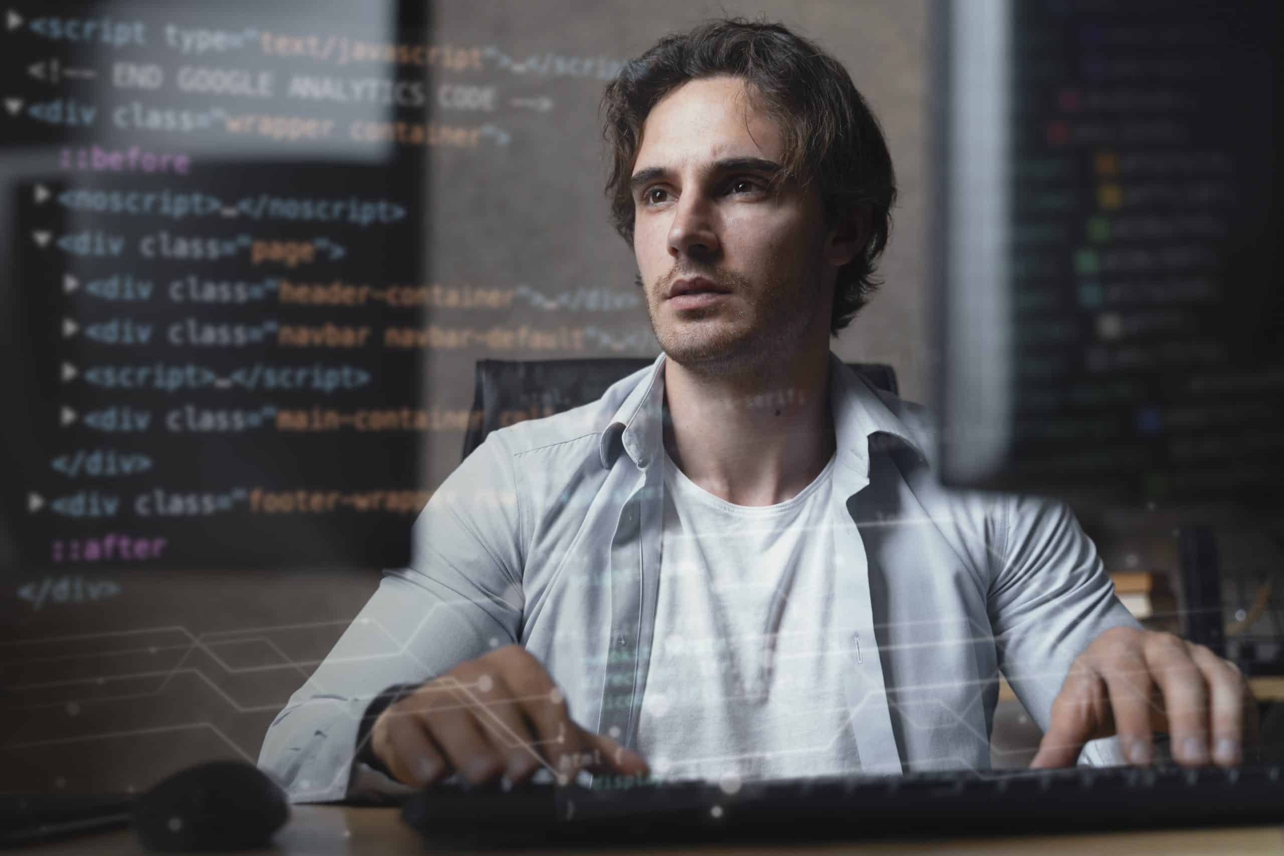 Desenvolvedor-de-software-trabalhando-em-código-html-javascript-para-vagas-remotas-que-pagam-em-dólar