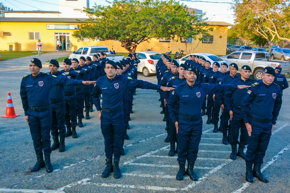 Grupo de guardas municipais uniformizados em treinamento de formação ao ar livre