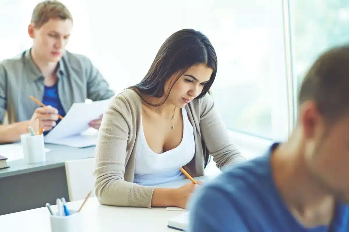 Estudantes em sala concentrados durante preparação para prova do Enem 2025