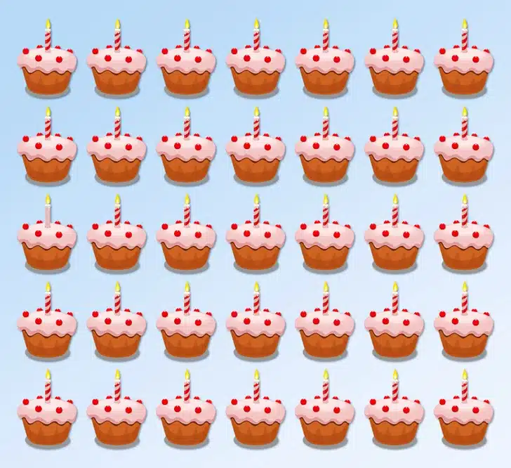 Desafio visual com múltiplos bolos de aniversário com cobertura rosa, cerejas e vela acesa em fundo azul claro.